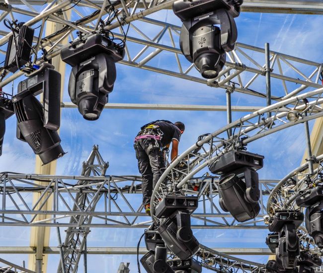 Technicien qui installe une scène